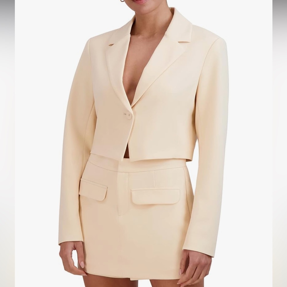 NWT BCBGeneration Womens Fitted Cropped Blazer and skort